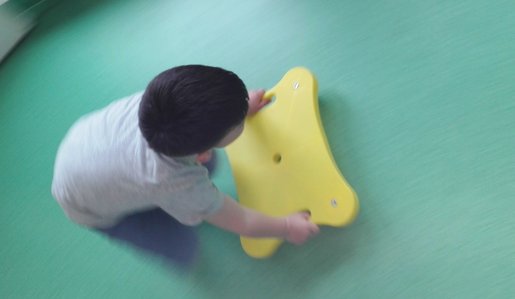 Ergotherapie für Kinder: Ein Junge fährt mit dem Rollbrett.